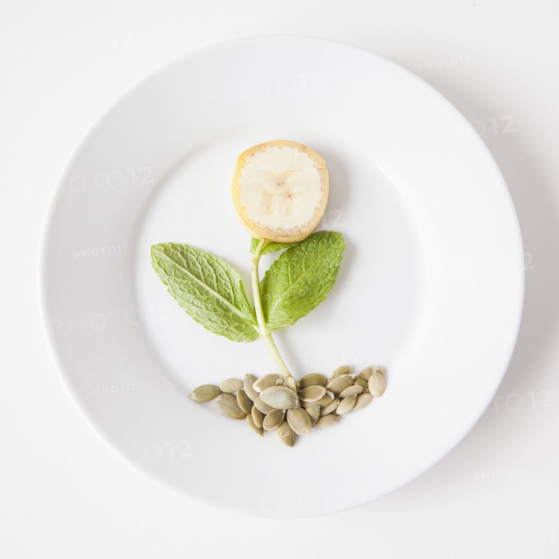 Flower on plate made out of food, studio shot. 
Photo : Jessica Peterson