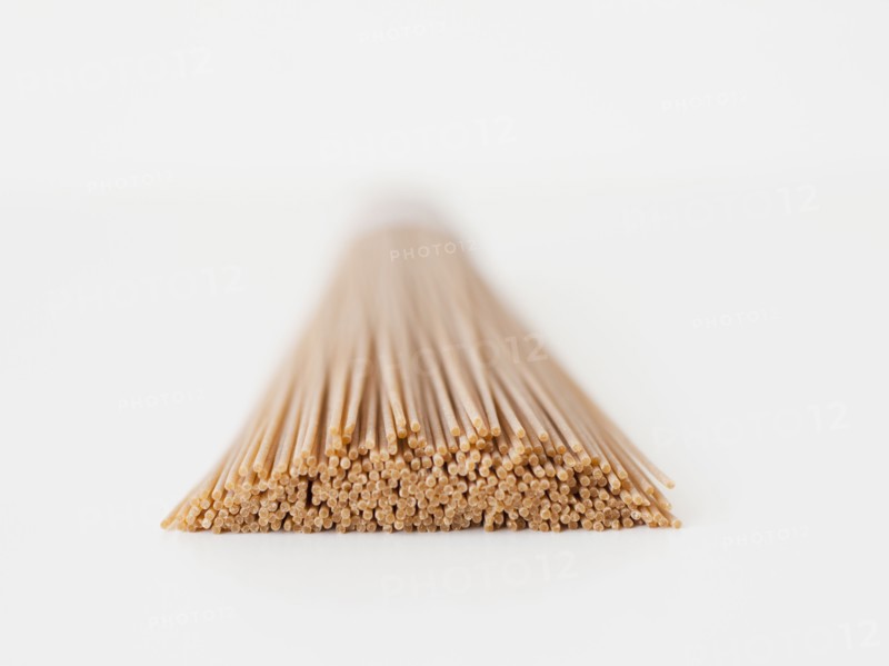 Bunch of dried spaghetti, close-up. 
Photo : Jessica Peterson