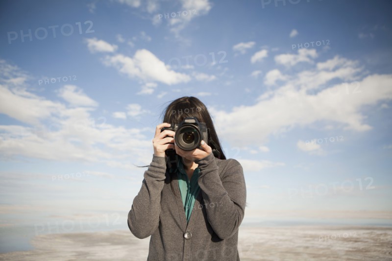USA, Utah, Salt Lake City, Young woman taking photos. 
Photo : Jessica Peterson