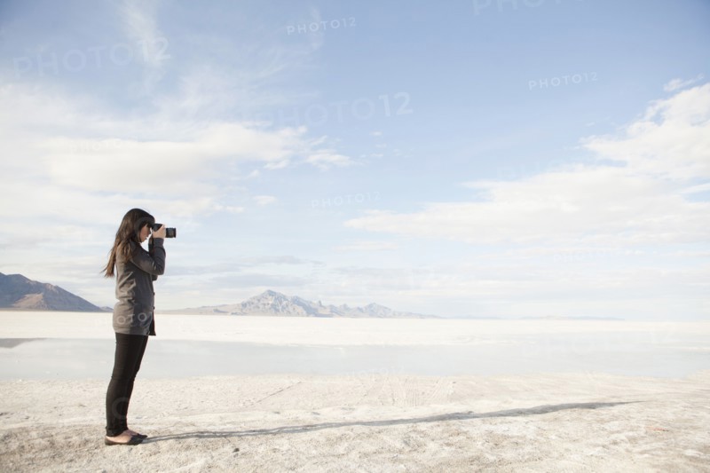 USA, Utah, Salt Lake City, Young woman taking photos. 
Photo : Jessica Peterson