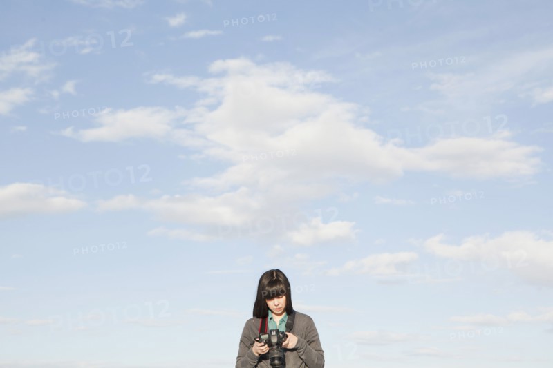 Young woman taking photos. 
Photo : Jessica Peterson