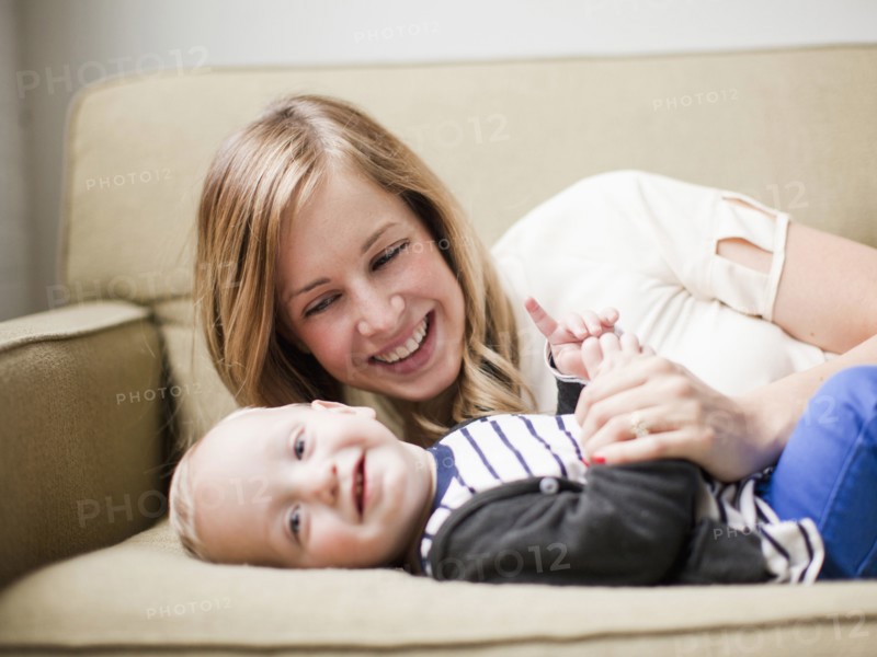 Mother embracing baby boy (12-17 months) . 
Photo : Jessica Peterson