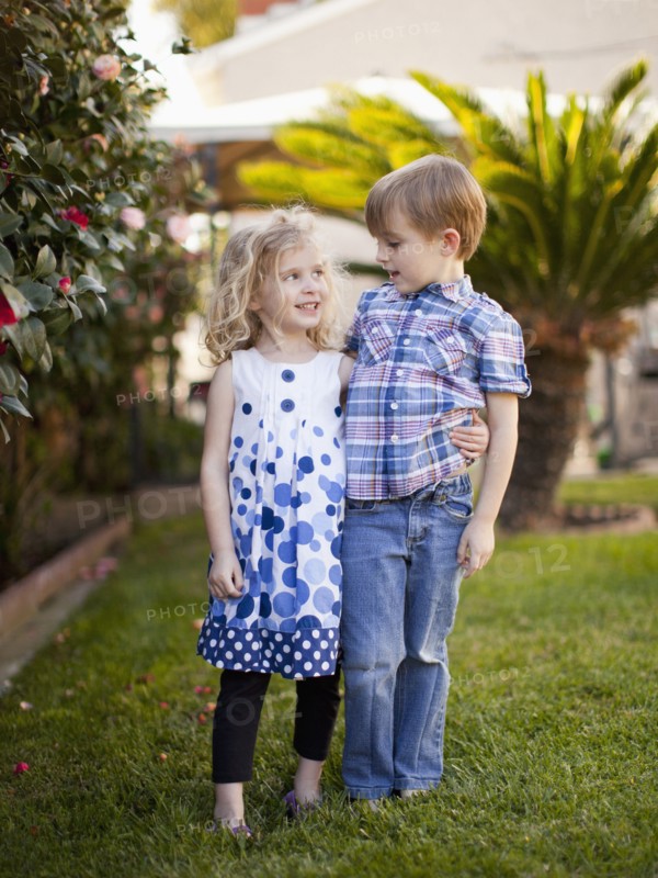 Outdoor portrait of girl (4-5) and boy (6-7) . 
Photo : Jessica Peterson