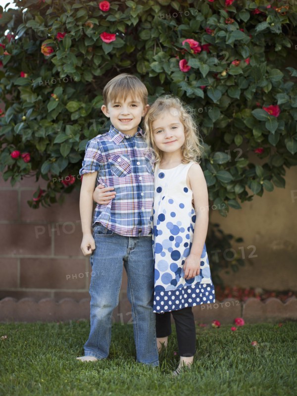 Outdoor portrait of girl (4-5) and boy (6-7) . 
Photo : Jessica Peterson