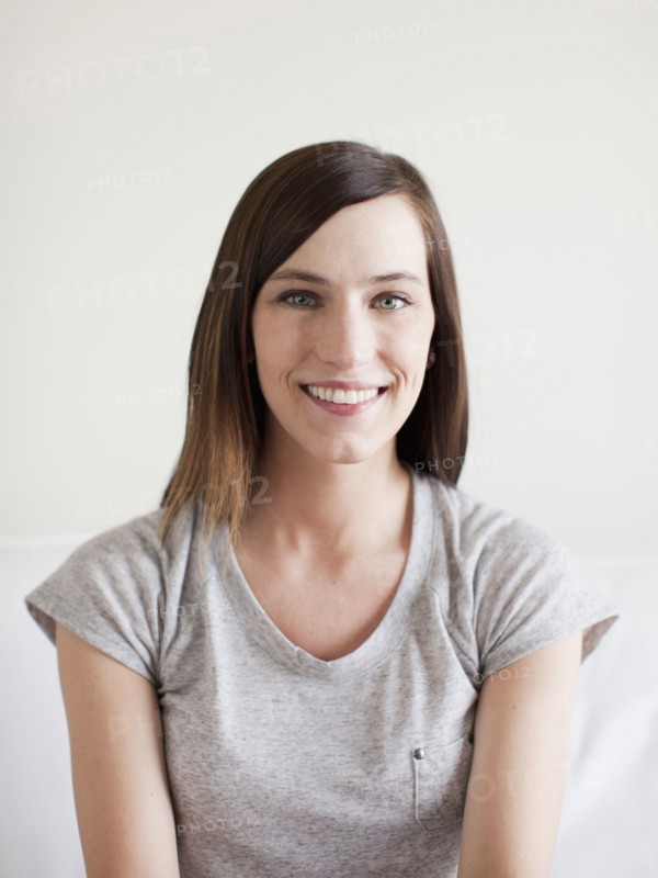 Portrait of happy young woman . 
Photo : Jessica Peterson