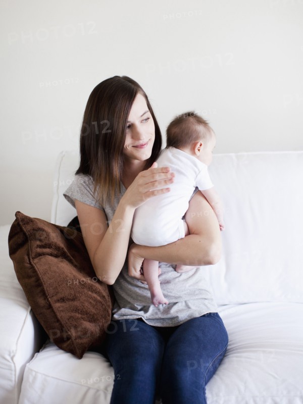 Mother embracing baby girl (2-5 months). 
Photo : Jessica Peterson
