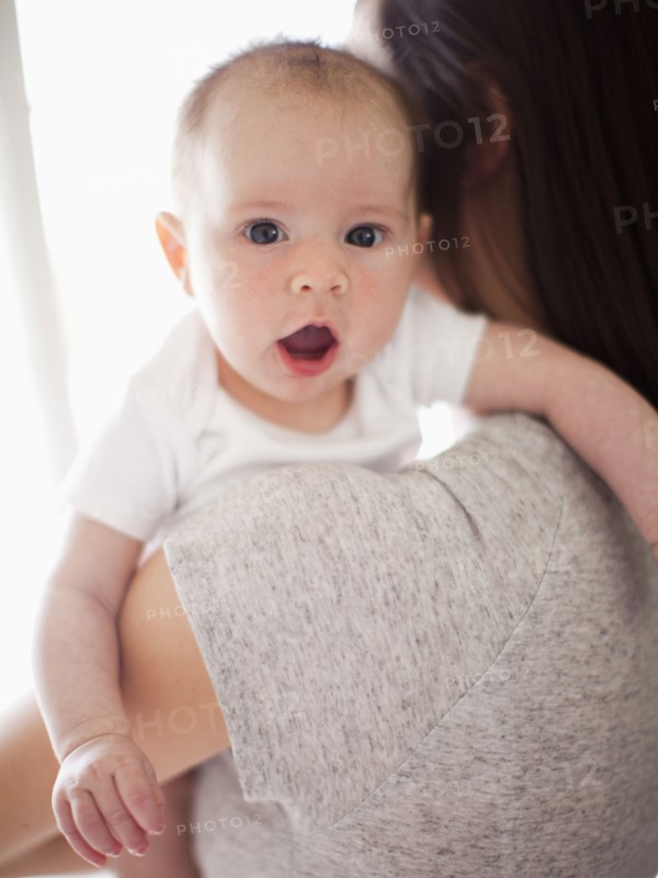 Portrait of baby girl in mother's arms (2-5 months). 
Photo : Jessica Peterson