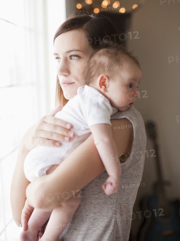 Mother embracing baby girl (2-5 months). 
Photo : Jessica Peterson