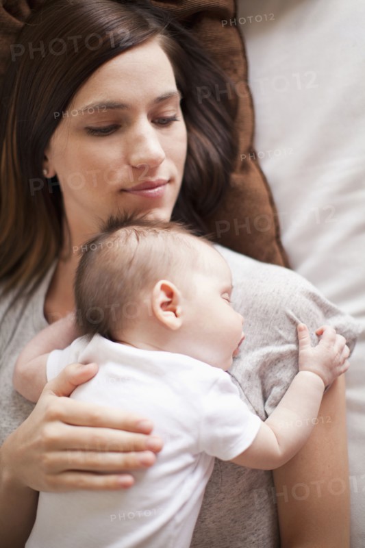Mother and baby girl (2-5 months) sleeping together. 
Photo : Jessica Peterson