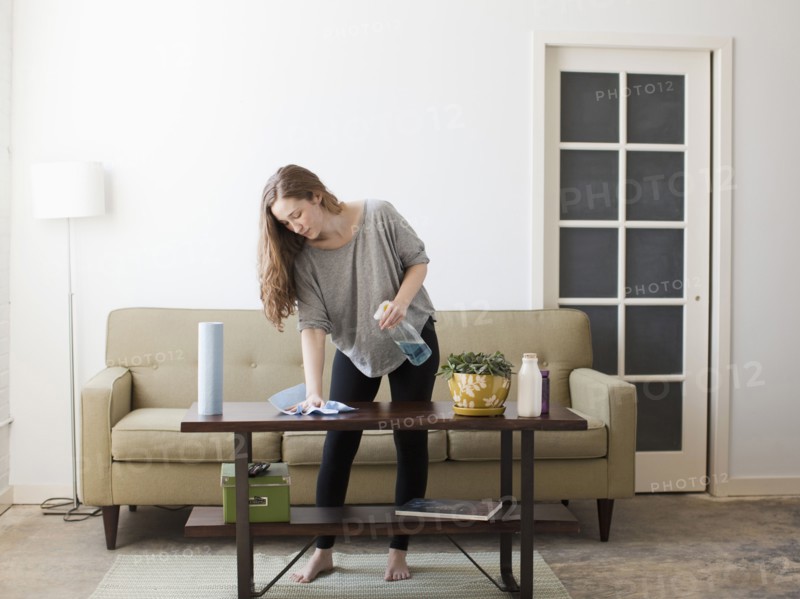 Young woman cleaning. 
Photo : Jessica Peterson