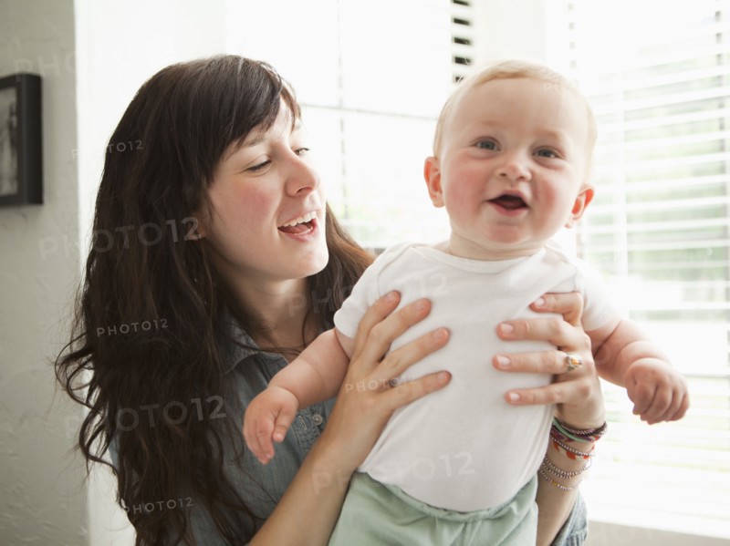 Young mother embracing baby boy (6-11 months) . 
Photo : Jessica Peterson