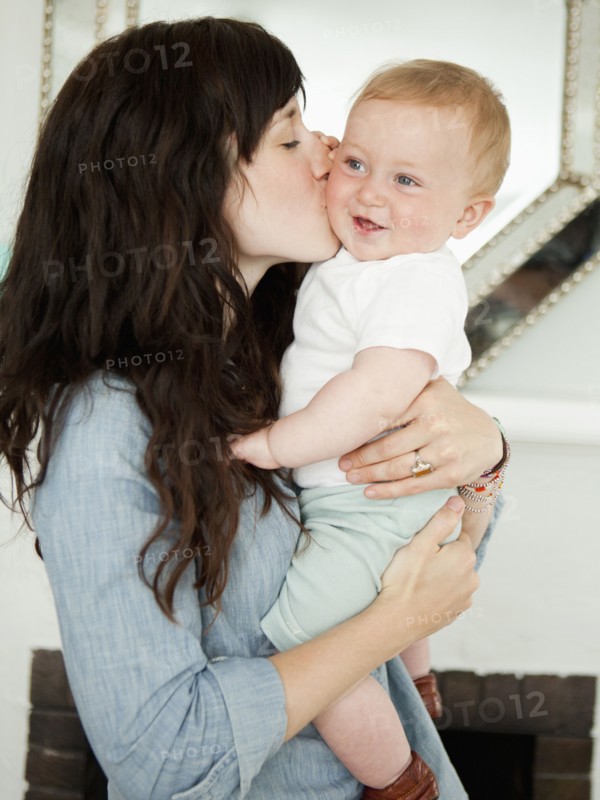 Young mother embracing baby boy (6-11 months) . 
Photo : Jessica Peterson