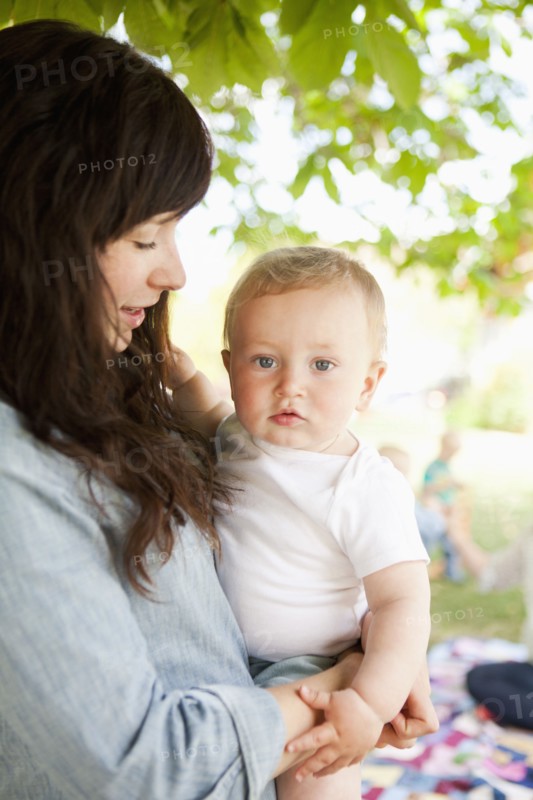 Young mother embracing baby boy (6-11 months) . 
Photo : Jessica Peterson