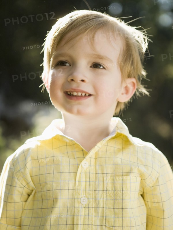 Outdoor portrait of happy young girl (6-7). 
Photo : Jessica Peterson