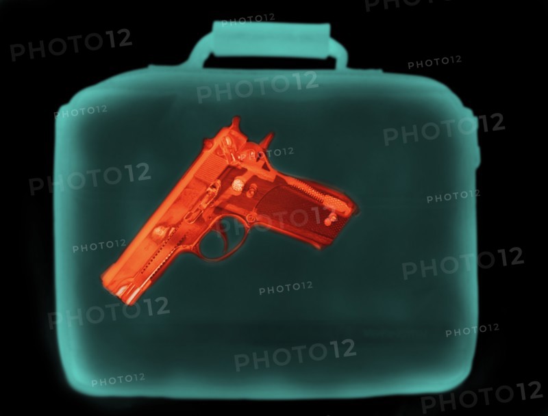 X-ray image showing handbag containing pistol. 
Photo : Calysta Images