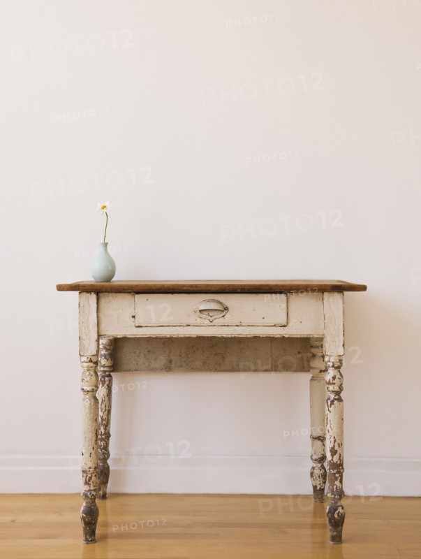 Studio shot of old-fashioned desk. Photo : Daniel Grill