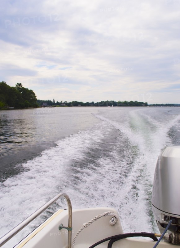 Wake made motorboat. Photo: Daniel Grill