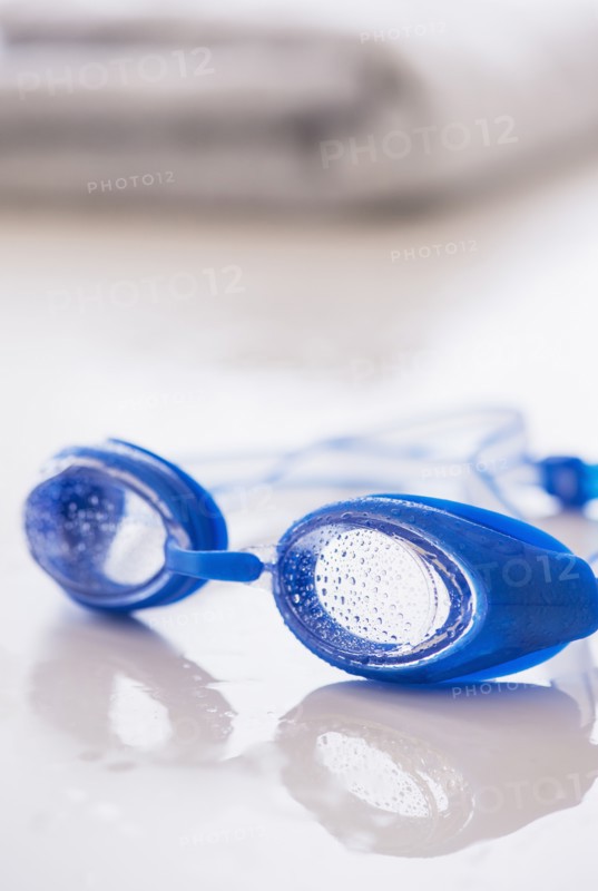 Close-up of blue swimming goggles. Photo : Daniel Grill
