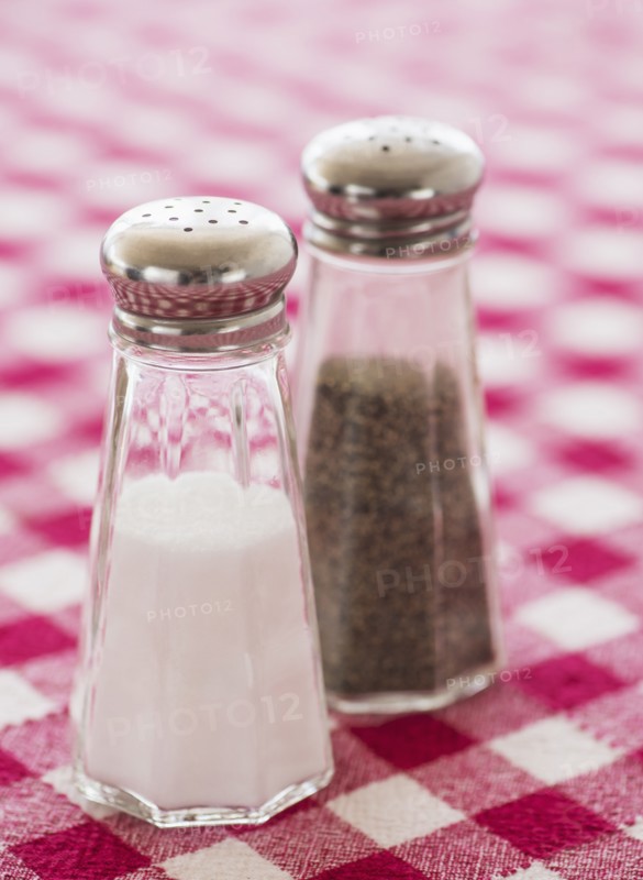 Studio Shot of salt and peper shakers. Photo : Daniel Grill