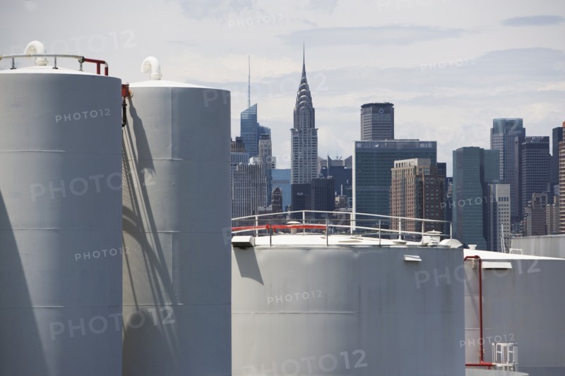 USA, New York, Industrial area and city skyline. Photo: fotog