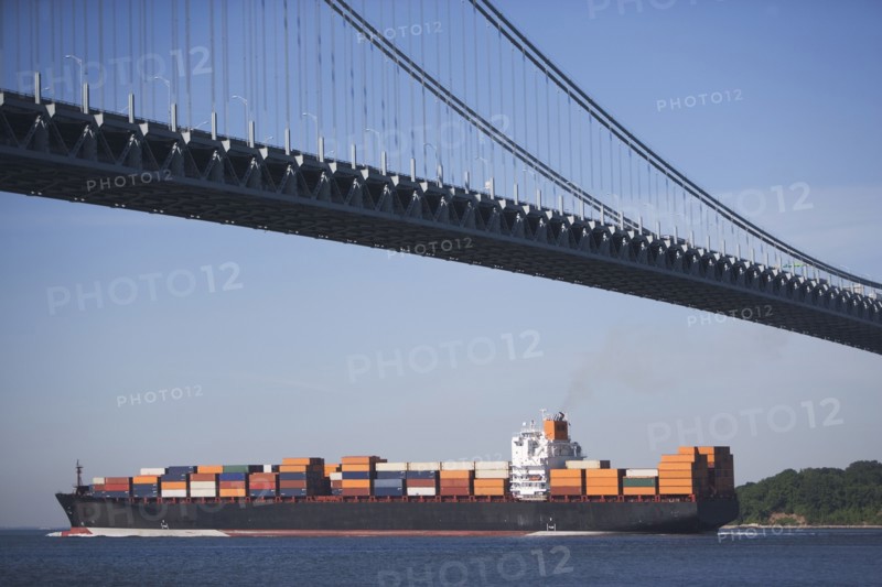 USA, New York City, Cargo ship passing by Verrazano Narrows Bridge. Photo : fotog