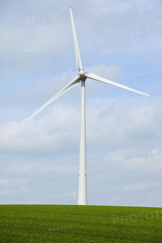 France, Rocroi, Wind turbines on fields. Photo : Mike Kemp