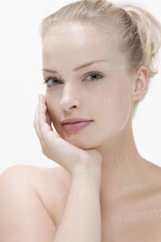 Beauty portrait of woman with hand on chin. Photo : Jan Scherders