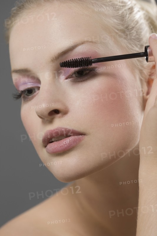 Beauty portrait of woman using mascara. Photo: Jan Scherders