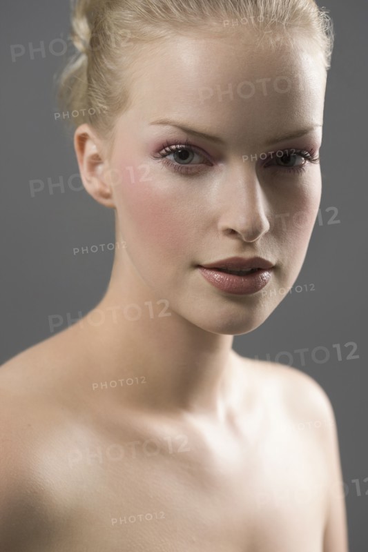 Beauty portrait of woman. Photo : Jan Scherders