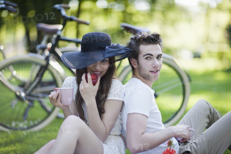 Couple having picnic in park. Photo : Mark de Leeuw