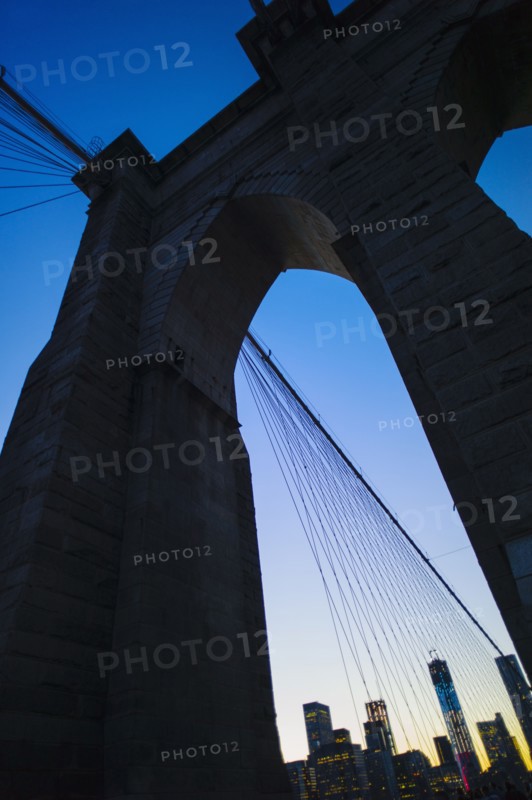 Brooklyn bridge at dusk.