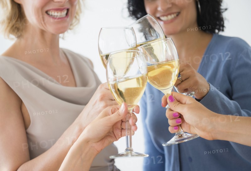 Women drinking white wine. Photo : Jamie Grill