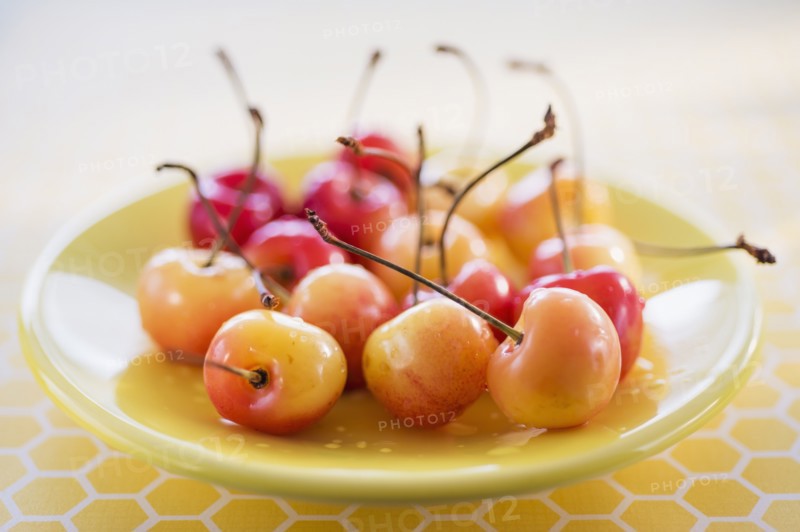 Cherries on plate. Photo : Daniel Grill
