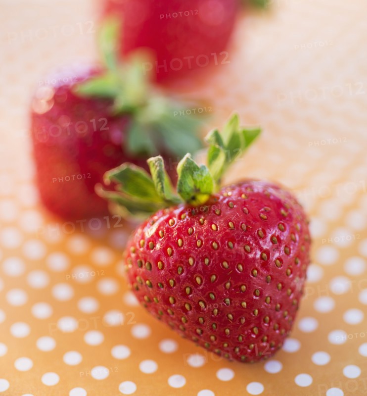 Close-up of strawberries on dotted background. Photo : Daniel Grill