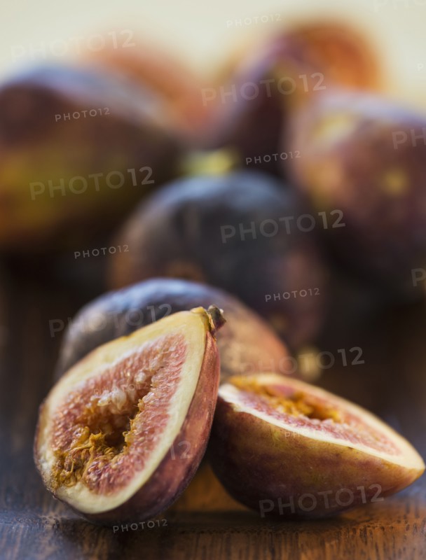 Figs on wood tray. Photo : Daniel Grill