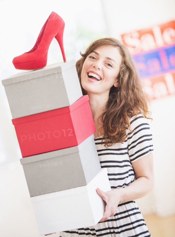 Woman carrying shoes boxes. Photo : Daniel Grill