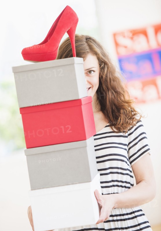 Woman carrying shoes boxes. Photo : Daniel Grill