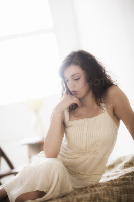Portrait of young woman in white chemise. Photo : Daniel Grill