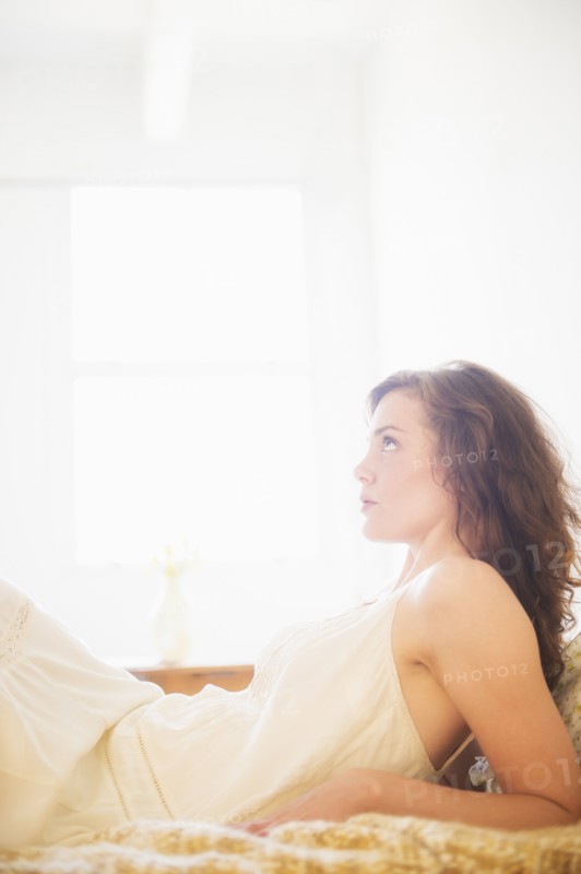 Portrait of young woman in white chemise. Photo : Daniel Grill