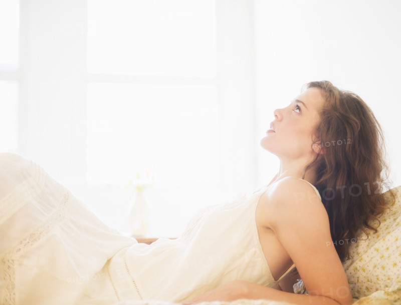 Portrait of young woman in white chemise. Photo : Daniel Grill