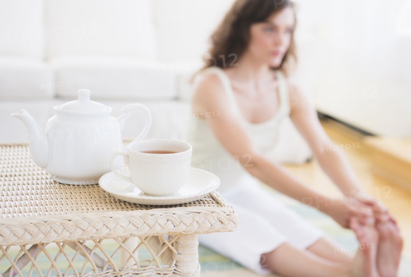 Young woman exercising at home. Photo : Daniel Grill