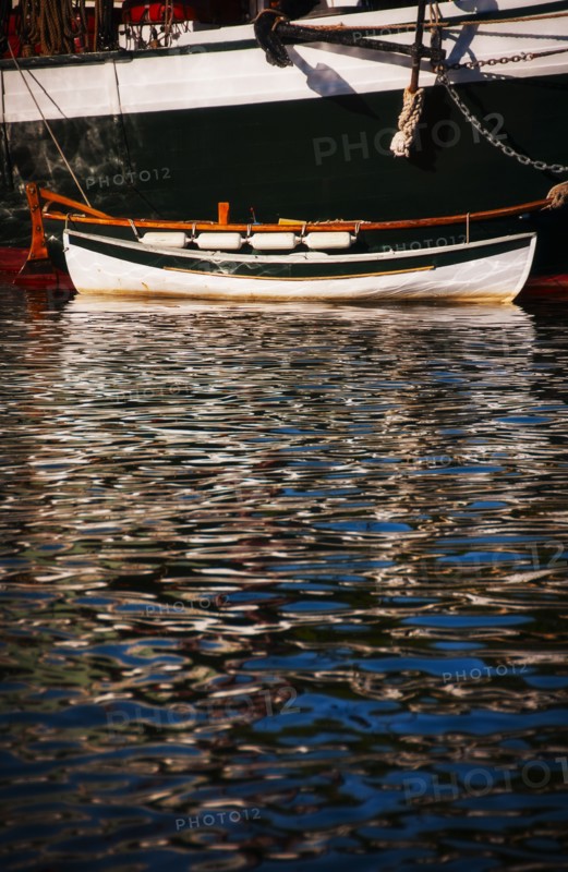 Small boat and water ripples. Photo : Daniel Grill