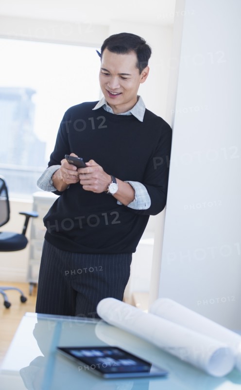 Mid adult man text messaging. Photo : Daniel Grill