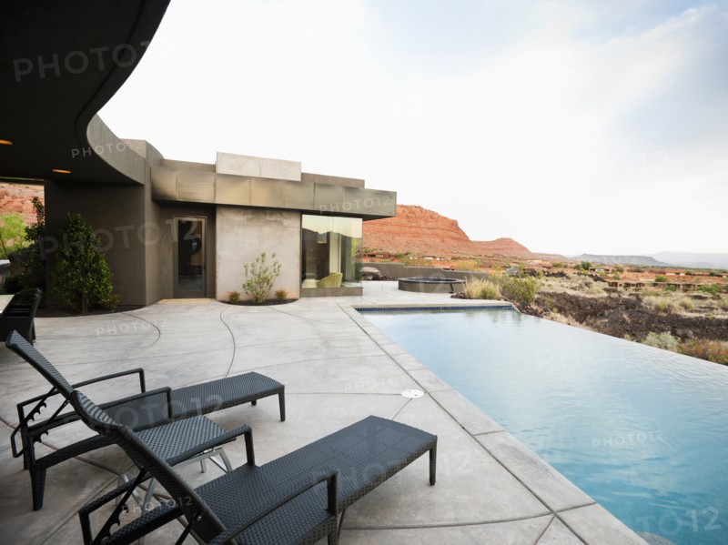 Modern luxury home facing swimming pool. Photo: Erik Isakson