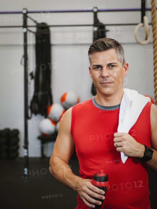 Mature man taking break from exercising. Photo: Erik Isakson