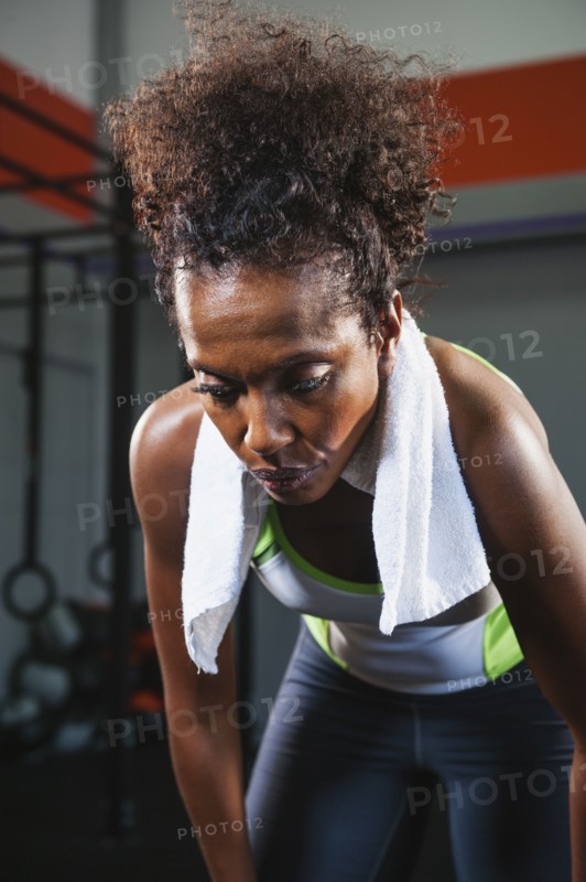 Mid adult woman taking break from exercising. Photo: Erik Isakson