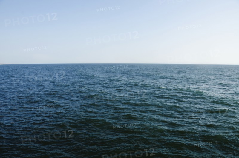 Horizon over sea. Photo : Tetra Images