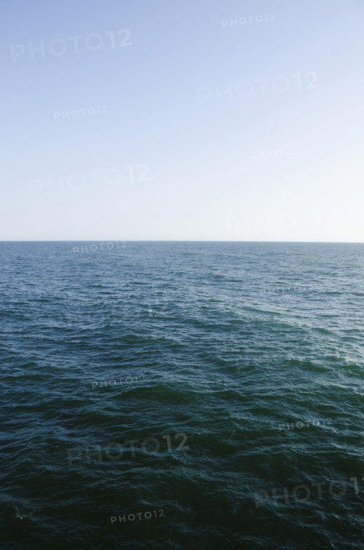 horizon over sea. Photo: Tetra Images