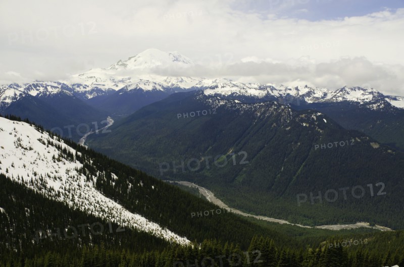 Landscape with mountain range in background. Photo: Tetra Images