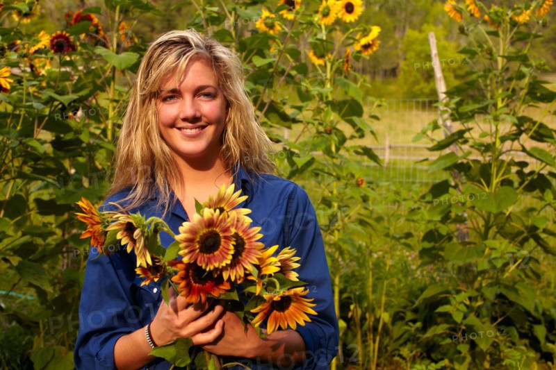 Woman holding bouquet of sunflowers. Photo : John Kelly